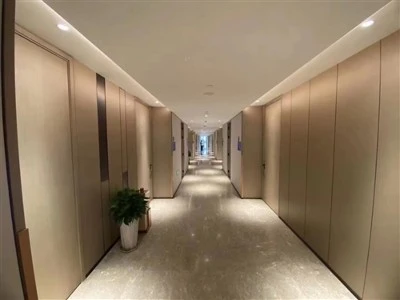 Los paneles de pared de chapa de madera aportan elegancia natural al diseño i...